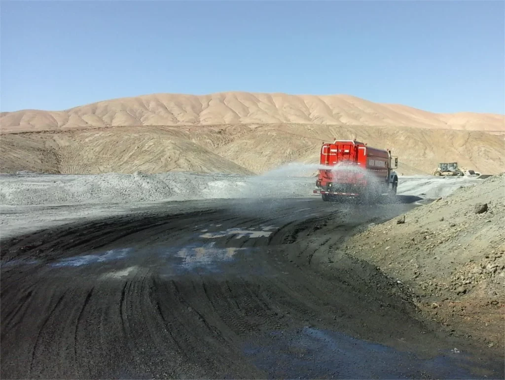 La humectación en pistas de acarreo minero asegura una línea de visión clara y continua.
