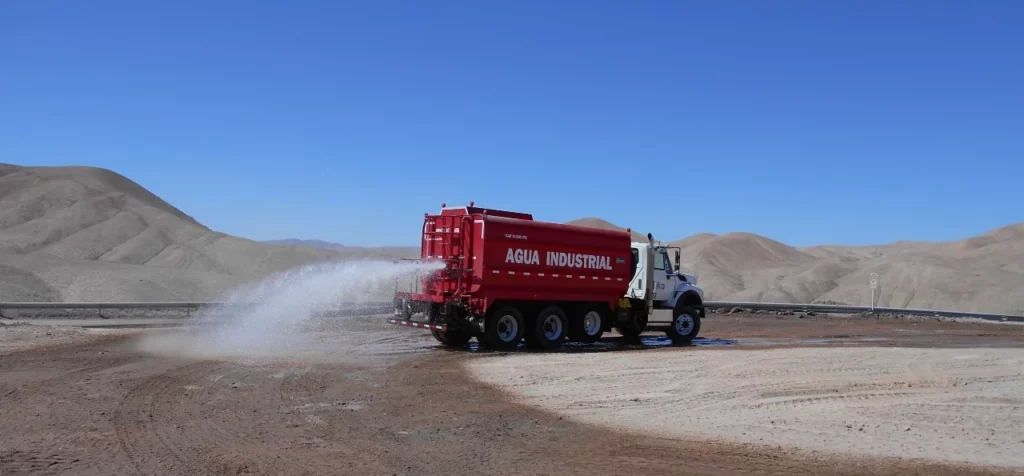 La humectación de caminos favorece el ahorro de combustible.
